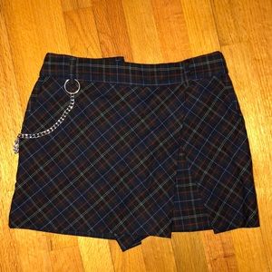 Dark plaid mini skort w chain detailing and zipper